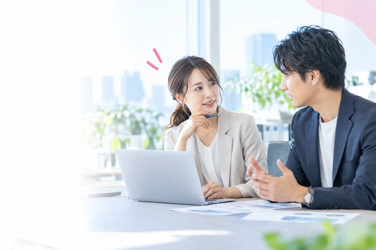 採用課題について話し合う人事担当者