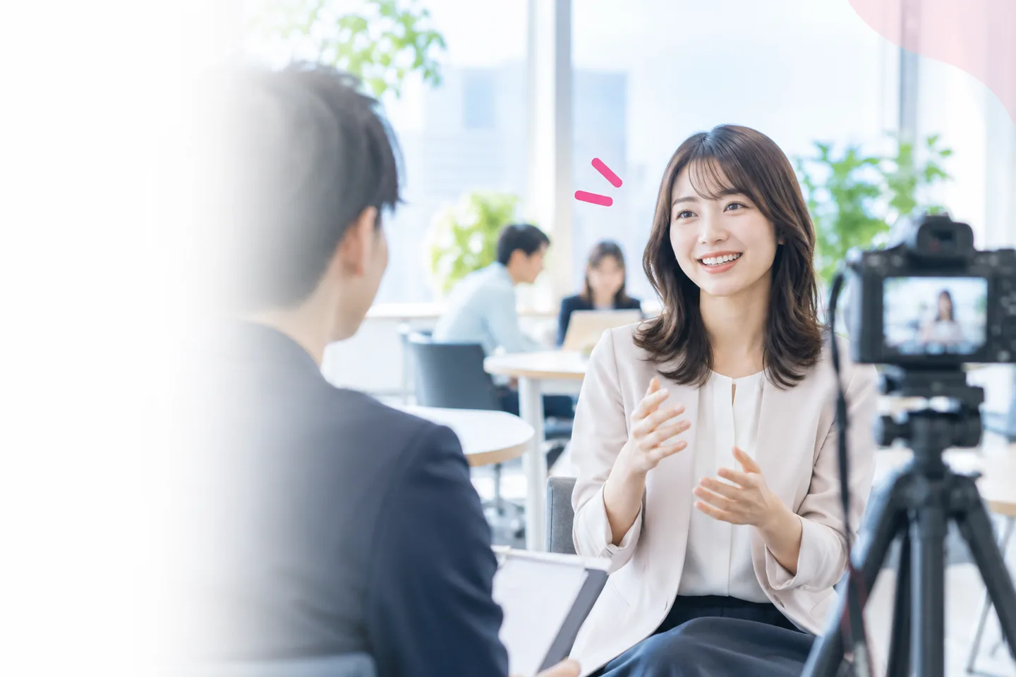 社員インタビューを撮影している様子